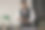 商人在看他的笔记本看他的笔记试图找到他需要的解决方案，在办公室工作到深夜图片下载