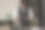 商人在看他的笔记本看他的笔记试图找到他需要的解决方案，在办公室工作到深夜图片下载