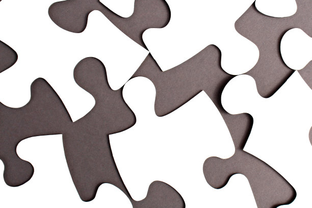 抽象纹理白色拼图散落在灰色背景上图片下载