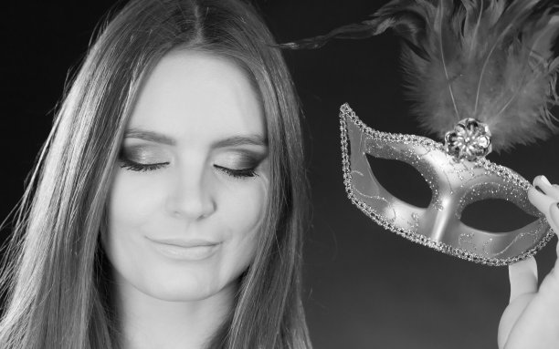 性感的女士手持狂欢节面具。图片下载