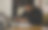 商人在办公室工作，用智能手机，打电话，发短信，坐在办公桌前。图片下载