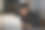 商人在办公室工作，用智能手机，打电话，发短信，坐在办公桌前。图片下载