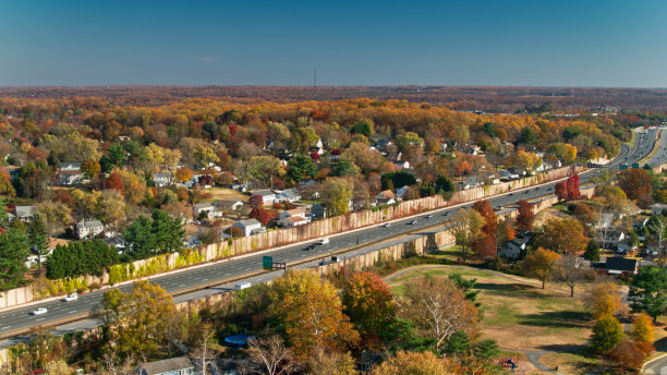 公路经过马里兰州郊区的房屋图片下载