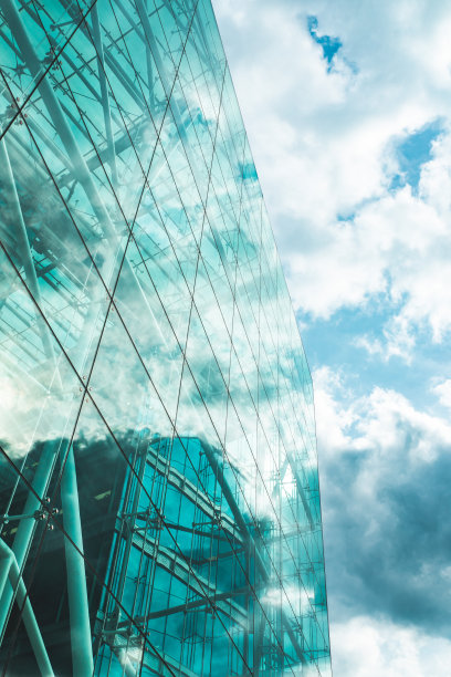 仰望伦敦中心金融区的天际线图片下载