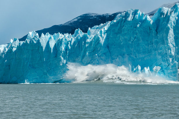 阿根廷巴塔哥尼亚的莫雷诺冰川上的一块冰断裂图片下载