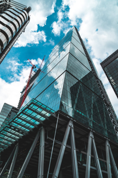 仰望伦敦中心金融区的天际线图片下载