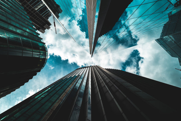 仰望伦敦中心金融区的天际线图片下载