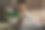 商人在他的办公室工作在他的办公桌上的笔记本电脑，在漫长的一天的办公室后，结束他的工作，抽着雪茄。图片下载