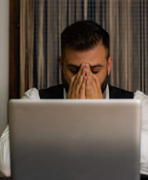 商人在他的工作中度过了艰难的一天，坐在他的办公桌前，压力山大，思考并试图找到一个解决他的问题。图片下载