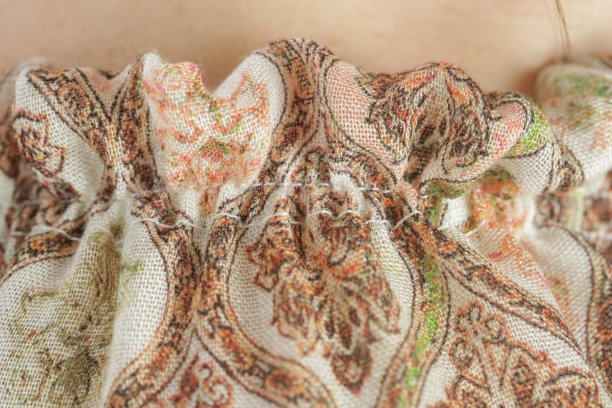 纹理亚麻织物与几何印花的特写图片下载