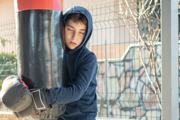疲惫的少年拳击手的肖像。图片下载