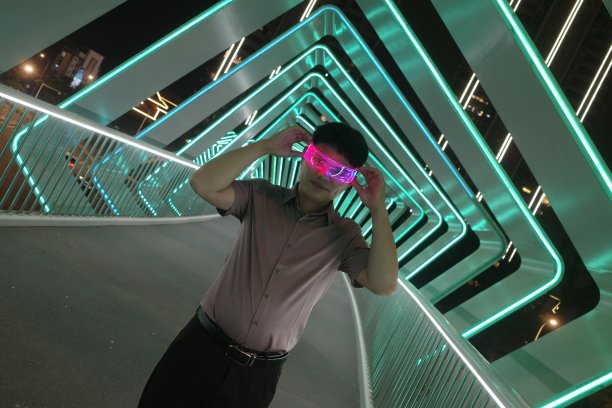 AR眼镜虚拟游戏体验与元宇宙概念图片下载