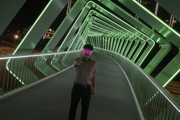 AR眼镜虚拟游戏体验与元宇宙概念图片下载