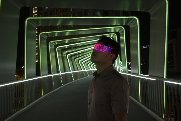 AR眼镜虚拟游戏体验与元宇宙概念图片下载