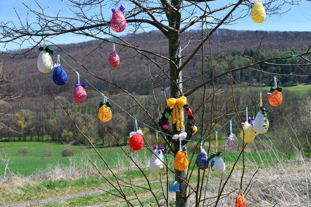 奶奶要装饰一棵复活节树图片下载