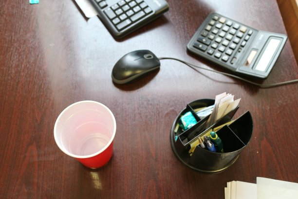 办公室桌子上的玻璃杯里有几支笔图片下载