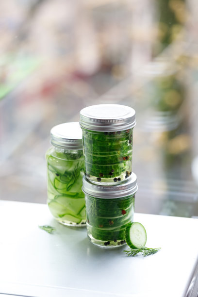 腌黄瓜片。窗边的罐子里放着淡腌黄瓜。副本的空间。图片下载