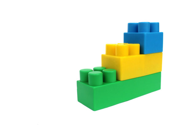 设计师明亮的多色立方体散落在一个孤立的白色背景上。图片下载