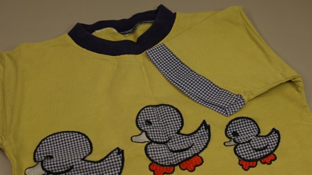 孩子们色彩鲜艳的衣服图片下载