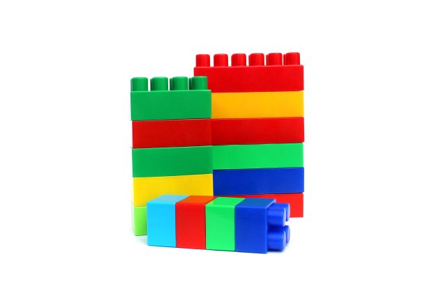 设计师明亮的多色立方体散落在一个孤立的白色背景上。图片下载