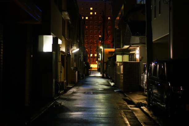 夜晚在城市的小巷里图片下载