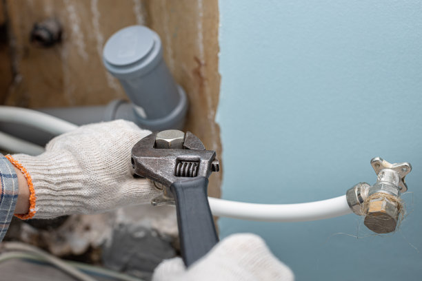 男子拧开供水管道上的塞子图片下载