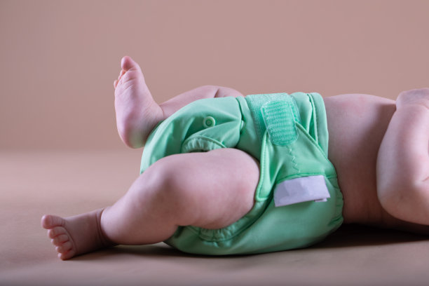 宝宝穿着可重复使用的尿布。耐洗尿布图片下载