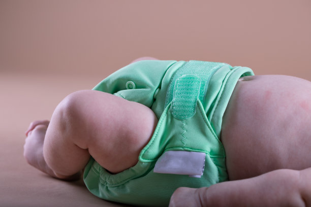 宝宝穿着可重复使用的尿布。耐洗尿布图片下载