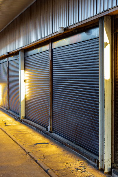 在夕阳的余晖中，贸易馆紧闭的卷帘门图片下载