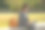 美丽的年轻女子与时尚的背包和笔记本电脑在公园的长凳上图片下载