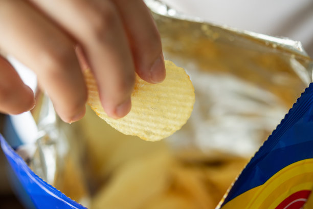 手提式薯片与零食袋图片下载