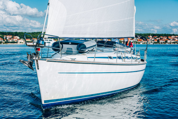 帆船比赛期间的帆船船员图片下载