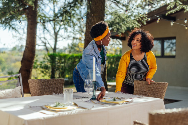 朋友们在后院为花园聚会摆餐桌图片下载