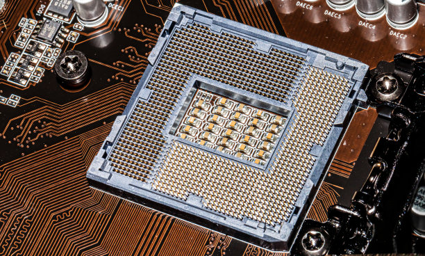 计算机电子主板的一部分的特写。处理器、芯片和电容。图片下载