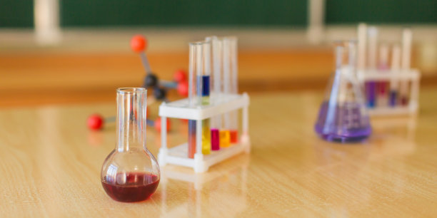 试管和烧瓶中的显色试剂在桌子上。研究化学。自然科学。桌子上。教室。大学的实验室。Biolaboratory。科学。图片下载