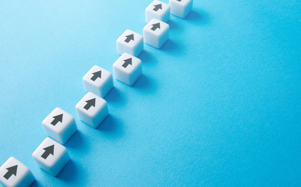 箭头链块。一致性和焦点。因循守旧的观念，垂直的权力。发展方向不变。前进。教育和技能增长。建立一个坚实的战略。图片下载