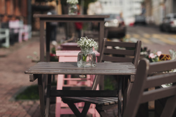 欧洲小城的露天咖啡馆图片下载