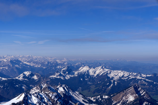 鸟瞰图在瑞士阿尔卑斯山看到Säntis峰在阿尔卑斯山脉在一个阳光明媚的春天的一天。照片拍摄于2022年4月19日，Säntis，瑞士。图片下载