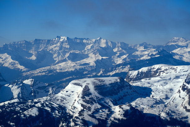 鸟瞰图在瑞士阿尔卑斯山看到Säntis峰在阿尔卑斯山脉在一个阳光明媚的春天的一天。照片拍摄于2022年4月19日，Säntis，瑞士。图片下载