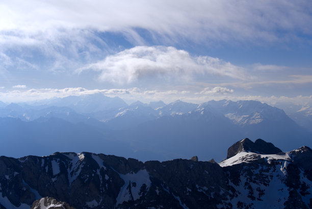 鸟瞰图在瑞士阿尔卑斯山看到Säntis峰在阿尔卑斯山脉在一个阳光明媚的春天的一天。照片拍摄于2022年4月19日，Säntis，瑞士。图片下载