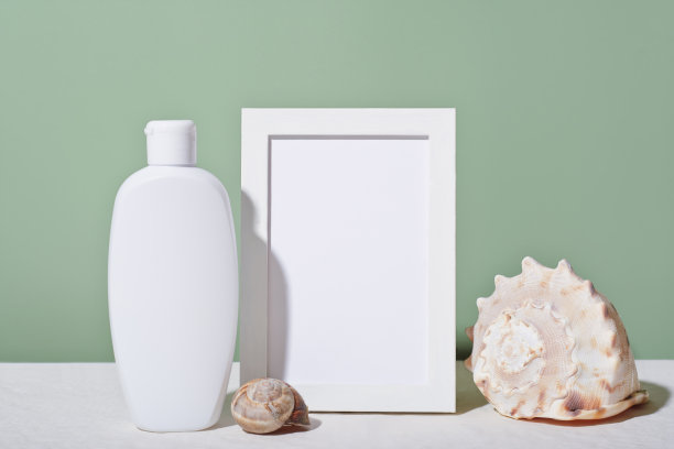 时尚广告与化妆品模型的推广设计。美容产品。夏天的贝壳。化妆品的包装。产品展示。简约风格，拷贝空间。图片下载