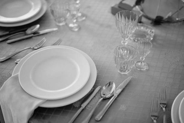餐桌设置与复古银器，空盘子和餐巾。豪华表设置。图片下载
