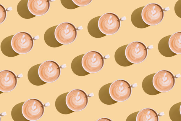 图案陶瓷杯与卡布奇诺和心脏装饰泡沫与硬阴影彩色背景。图片下载