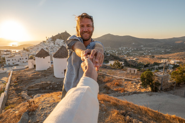 情侣牵着手，跟我去希腊图片下载