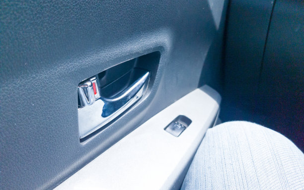 汽车内部的窗户和门把手细节图片下载