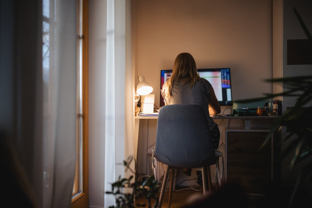 自由职业者在电脑前工作到很晚图片下载