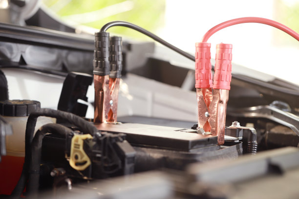 开车前检查汽车蓄电池。图片下载