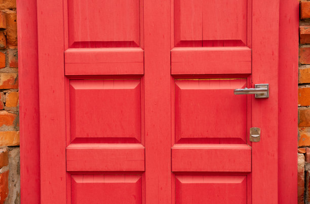 有把手的红色木门的一部分。美丽的背景。图片下载