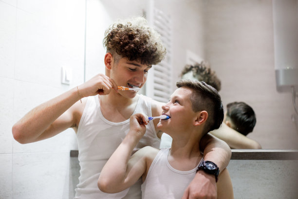 两兄弟正在刷牙图片下载
