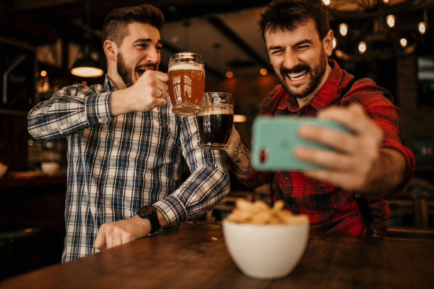 向镜头欢呼图片下载